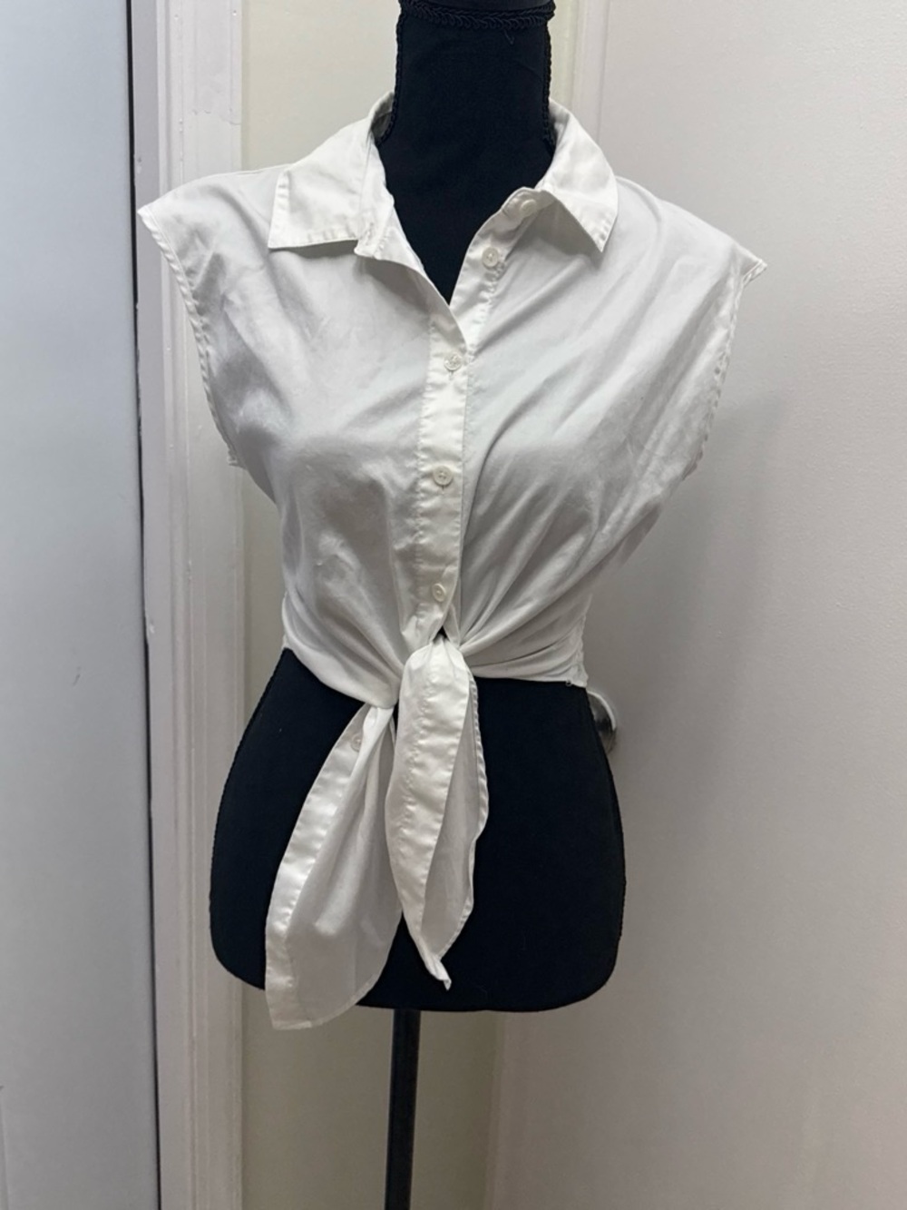 Guess White Sleeveless Tie-Front Button Down Shirt